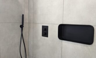 badkamer modern inbouw kraan en nis